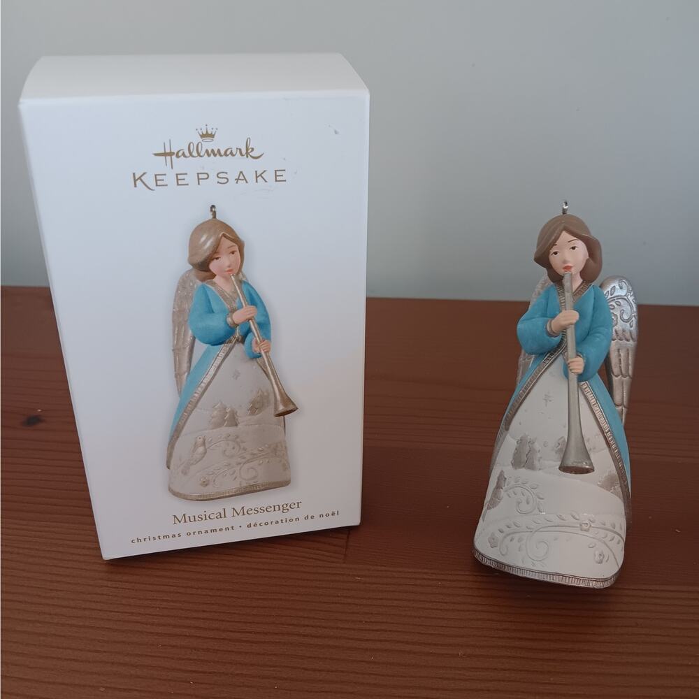🌸3 for $15 EUC Hallmark Handcrafted Musical Messenger Angel Ornament 2010